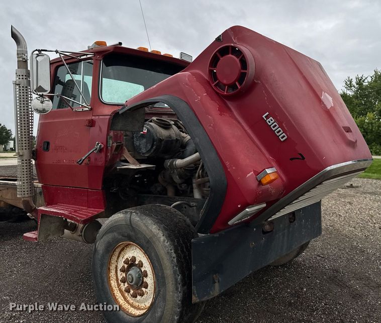 image for item EM2220 1995 Ford LT8000 truck cab and chassis