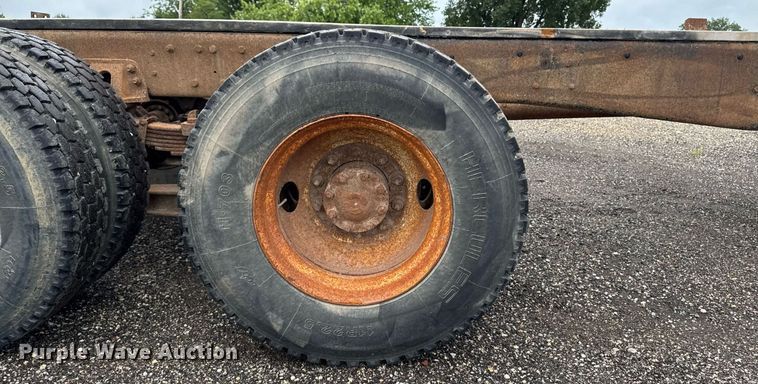 image for item EM2220 1995 Ford LT8000 truck cab and chassis