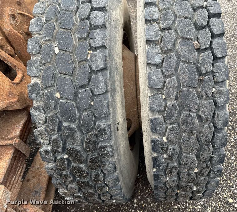 image for item EM2220 1995 Ford LT8000 truck cab and chassis