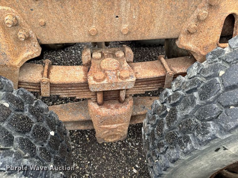 image for item EM2220 1995 Ford LT8000 truck cab and chassis