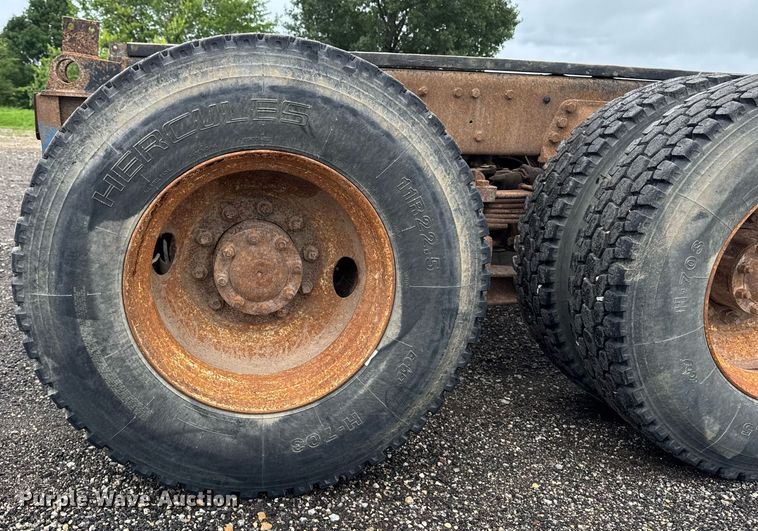 image for item EM2220 1995 Ford LT8000 truck cab and chassis