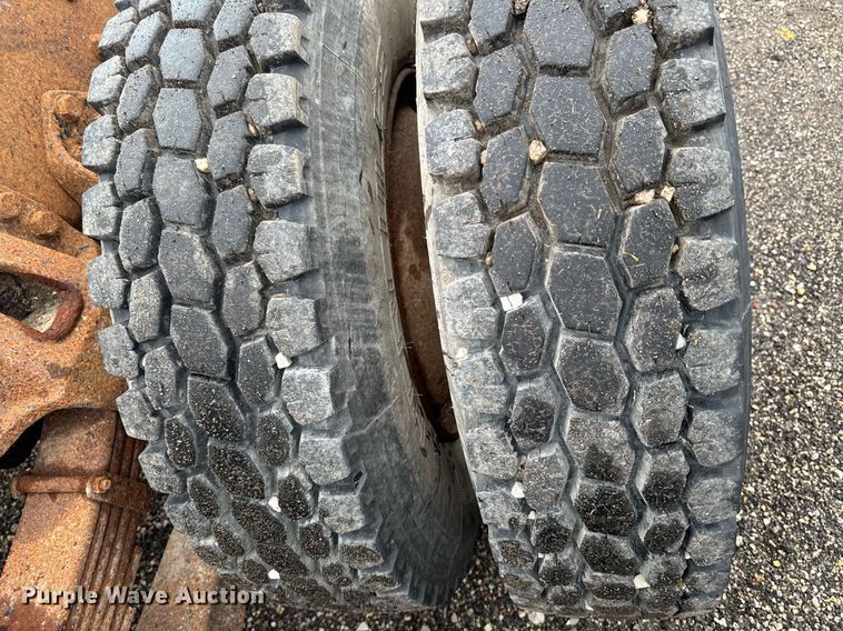 image for item EM2220 1995 Ford LT8000 truck cab and chassis