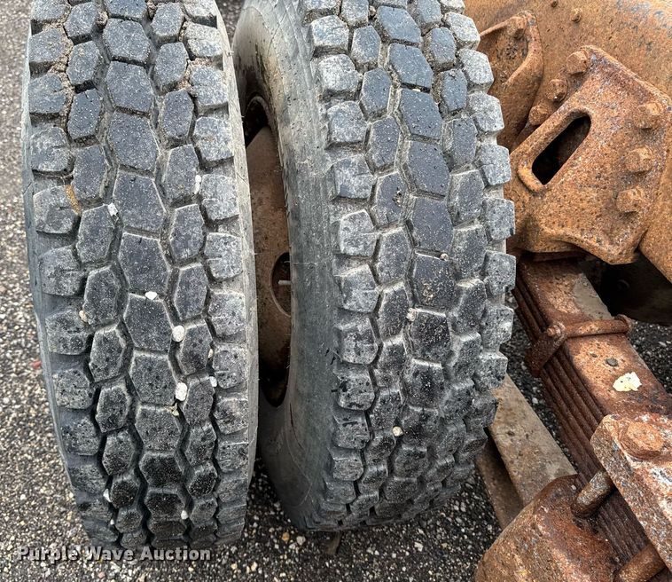 image for item EM2220 1995 Ford LT8000 truck cab and chassis