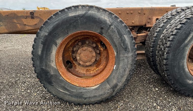 image for item EM2220 1995 Ford LT8000 truck cab and chassis