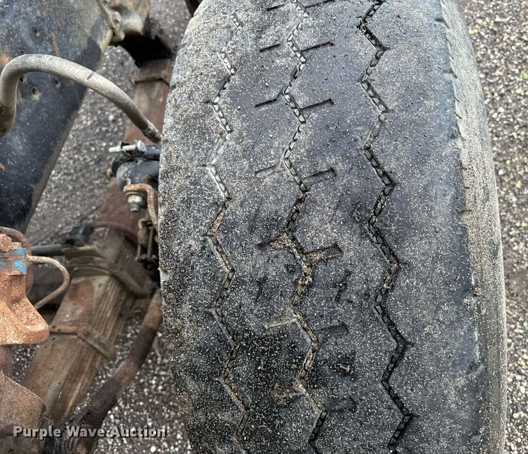 image for item EM2220 1995 Ford LT8000 truck cab and chassis