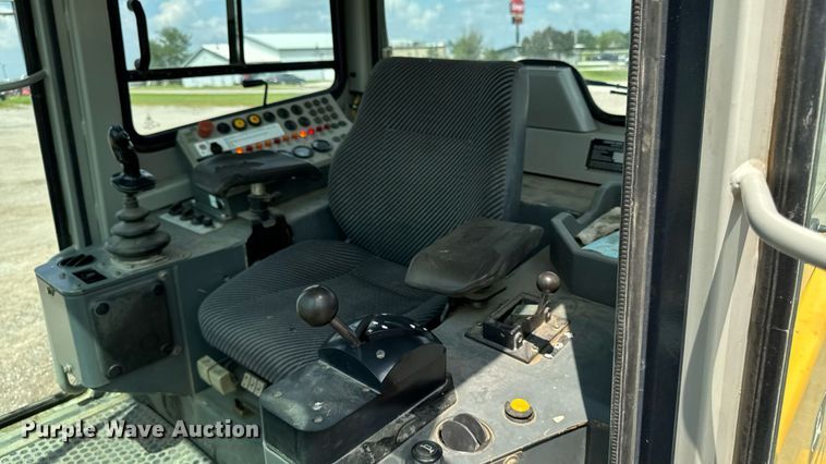 image for item EM2232 2004 John Deere 655C Series II track loader