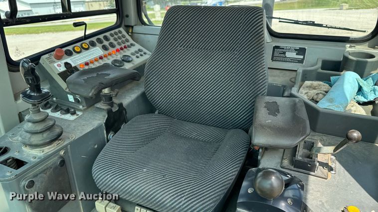 image for item EM2232 2004 John Deere 655C Series II track loader