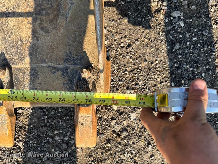 image for item EM2253 2004 Gehl CTL80 