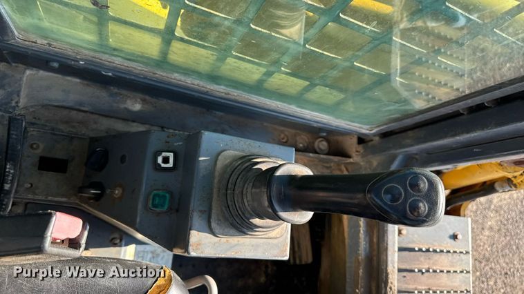 image for item EM2253 2004 Gehl CTL80 