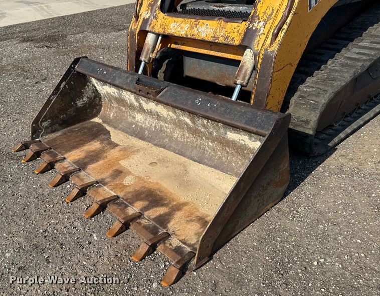 image for item EM2258 2004 Mustang MTL25 tracked skid steer loader