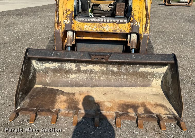 image for item EM2258 2004 Mustang MTL25 tracked skid steer loader