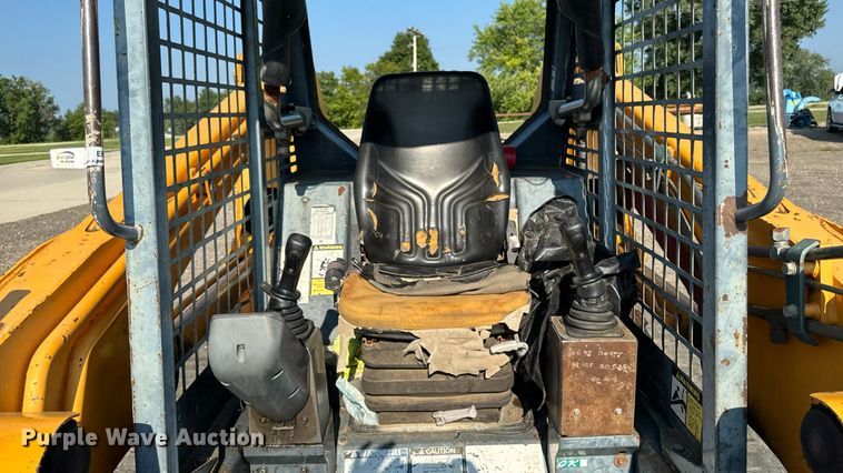 image for item EM2258 2004 Mustang MTL25 tracked skid steer loader