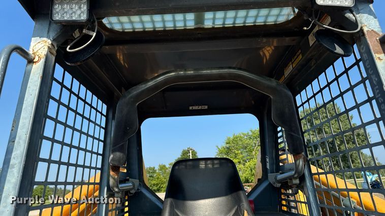 image for item EM2258 2004 Mustang MTL25 tracked skid steer loader