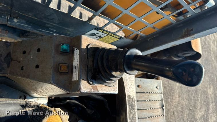 image for item EM2258 2004 Mustang MTL25 tracked skid steer loader