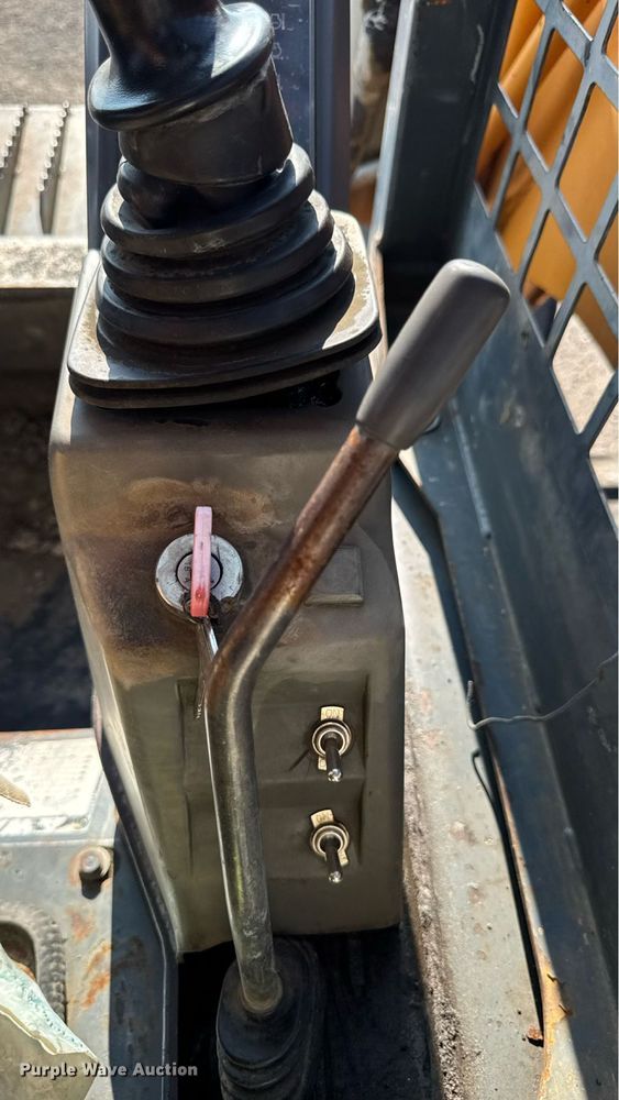 image for item EM2258 2004 Mustang MTL25 tracked skid steer loader