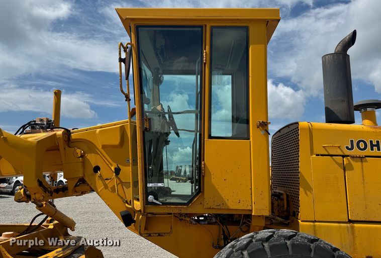 image for item EM2276 1988 John Deere 770B motor grader