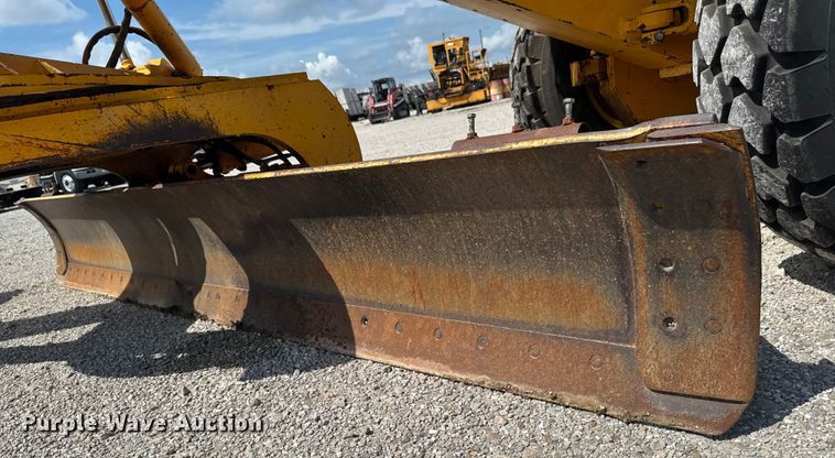 image for item EM2276 1988 John Deere 770B motor grader