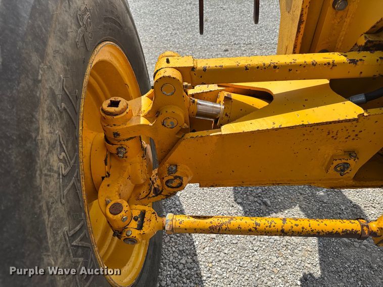 image for item EM2276 1988 John Deere 770B motor grader