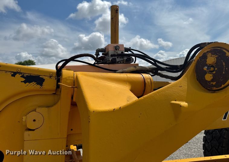 image for item EM2276 1988 John Deere 770B motor grader