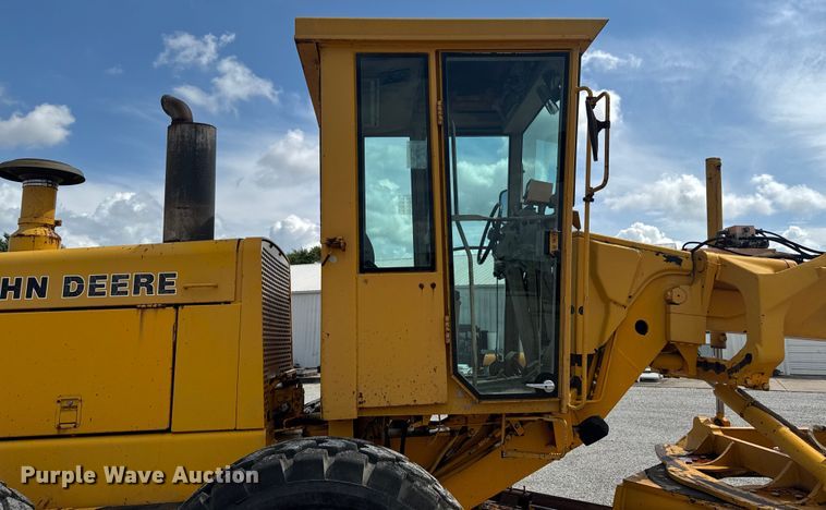 image for item EM2276 1988 John Deere 770B motor grader