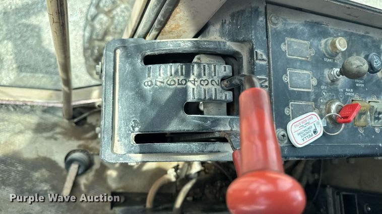 image for item EM2276 1988 John Deere 770B motor grader