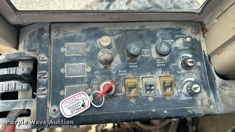 image for item EM2276 1988 John Deere 770B motor grader