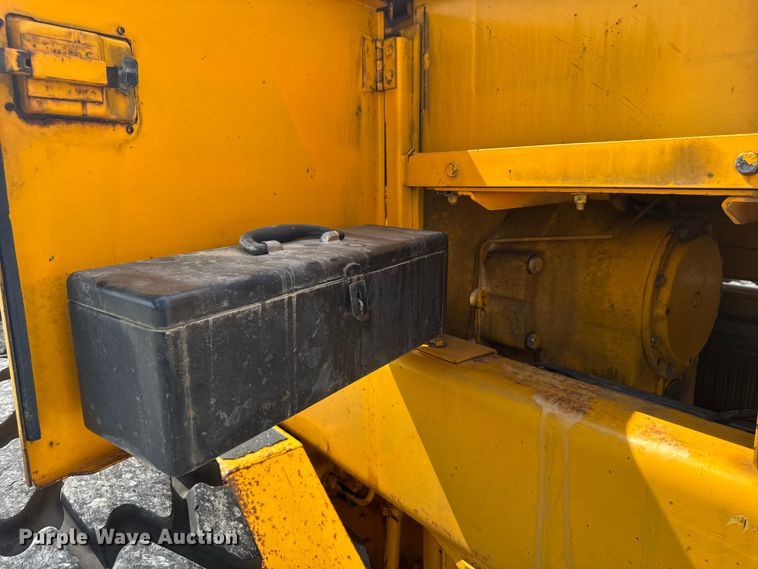 image for item EM2276 1988 John Deere 770B motor grader