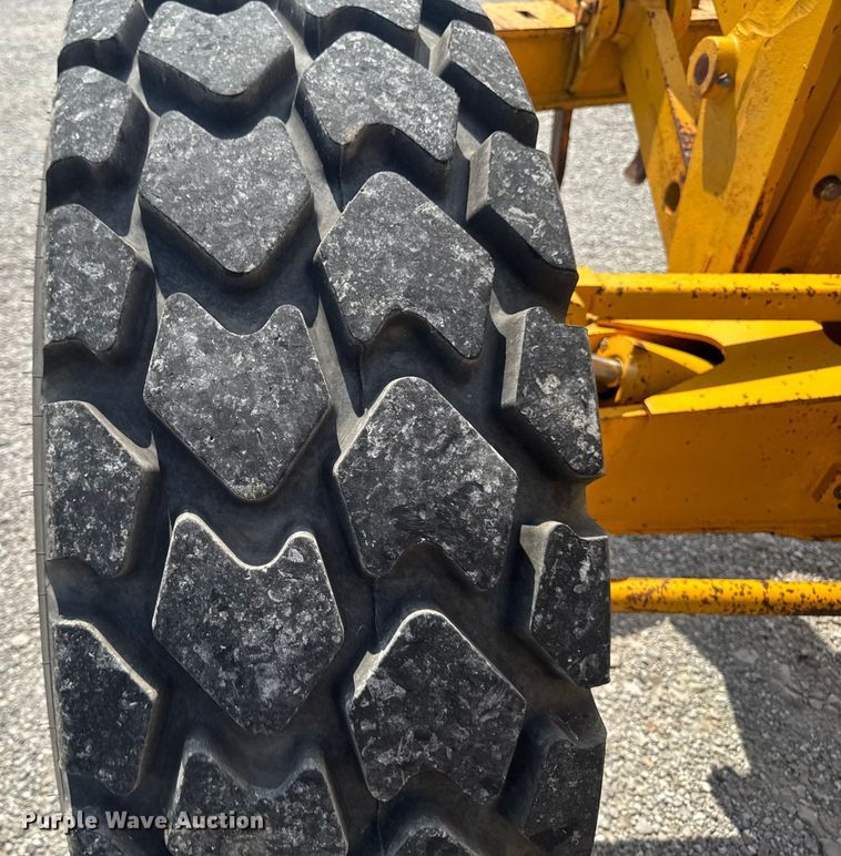 image for item EM2276 1988 John Deere 770B motor grader