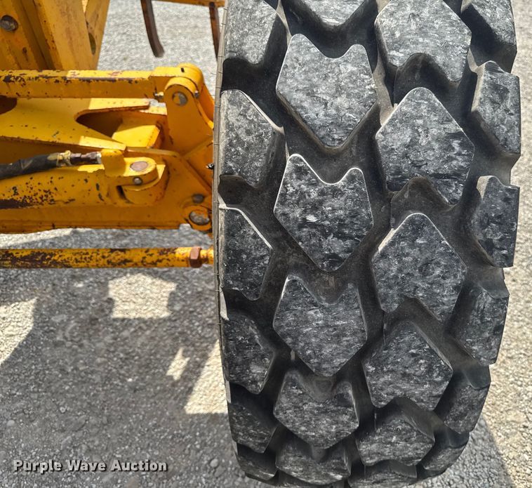 image for item EM2276 1988 John Deere 770B motor grader