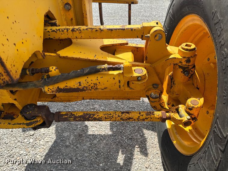 image for item EM2276 1988 John Deere 770B motor grader