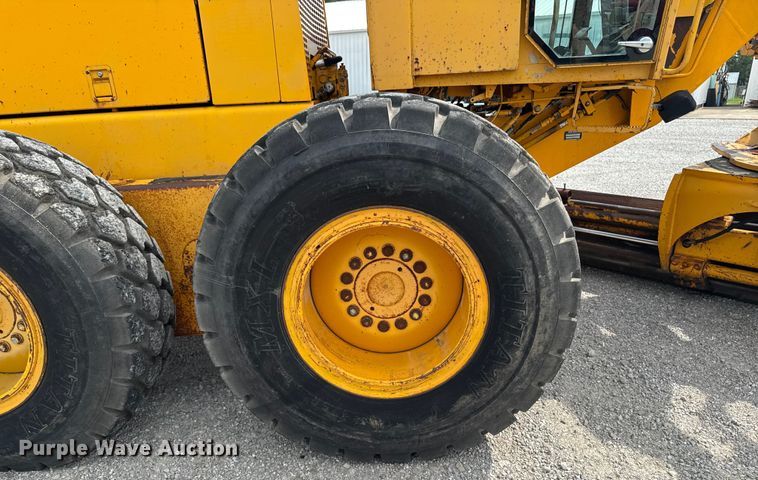 image for item EM2276 1988 John Deere 770B motor grader