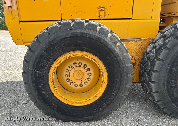 image for item EM2276 1988 John Deere 770B motor grader