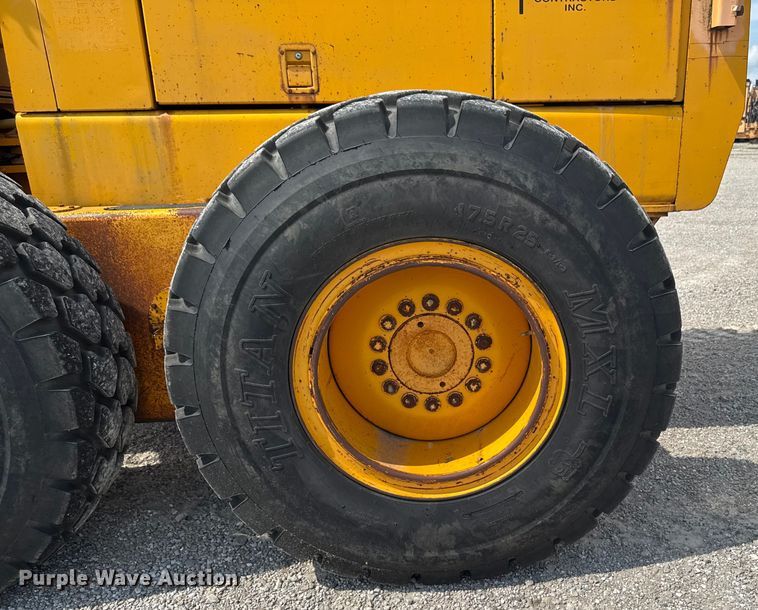 image for item EM2276 1988 John Deere 770B motor grader