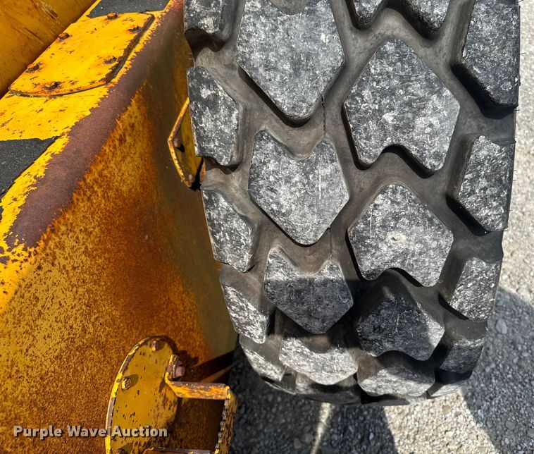 image for item EM2276 1988 John Deere 770B motor grader