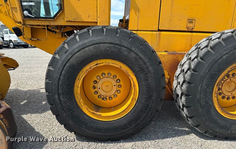 image for item EM2276 1988 John Deere 770B motor grader