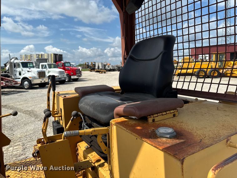 image for item EM2280 1989 Case 850D long track dozer