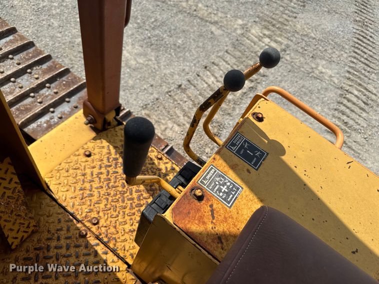 image for item EM2280 1989 Case 850D long track dozer