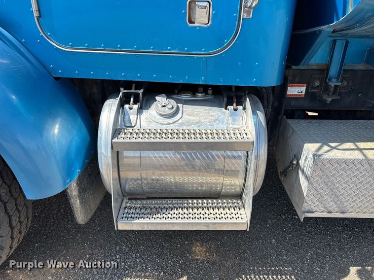 image for item EM5061 2000 Peterbilt 300 water truck