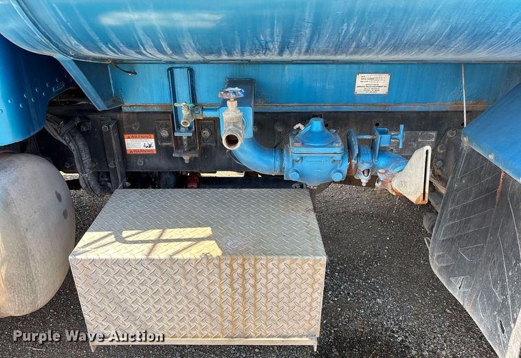 image for item EM5061 2000 Peterbilt 300 water truck