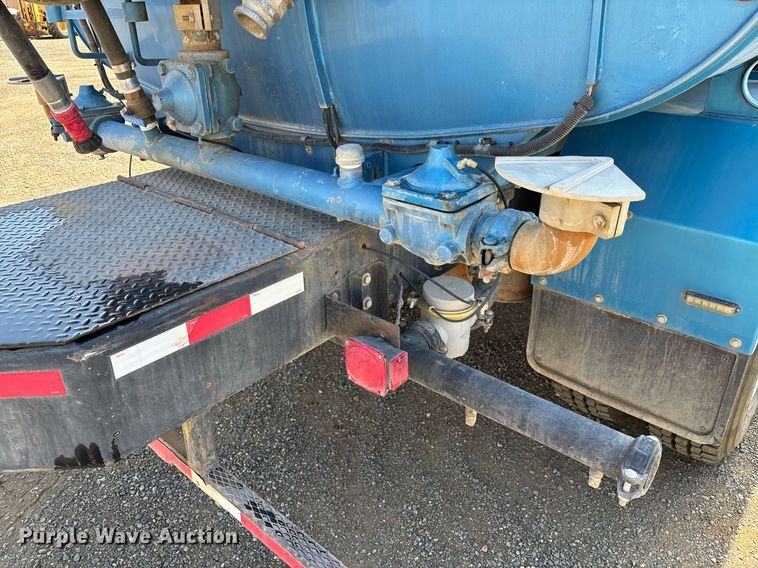 image for item EM5061 2000 Peterbilt 300 water truck