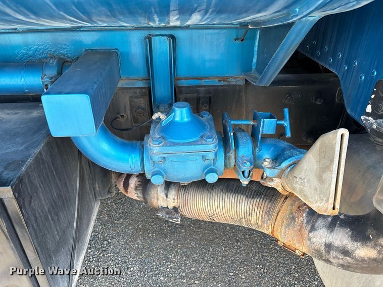 image for item EM5061 2000 Peterbilt 300 water truck