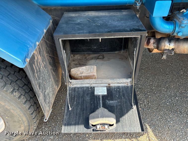 image for item EM5061 2000 Peterbilt 300 water truck