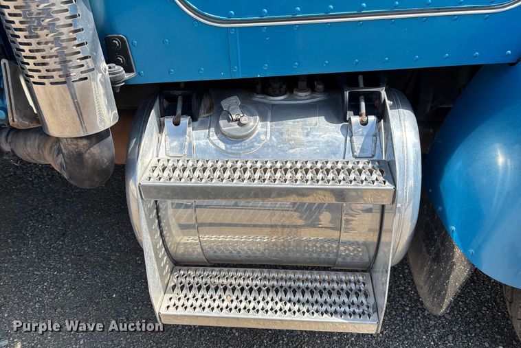 image for item EM5061 2000 Peterbilt 300 water truck