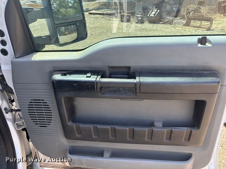 image for item EM5063 2015 Ford F250 Super Duty XLT Crew Cab pickup truck