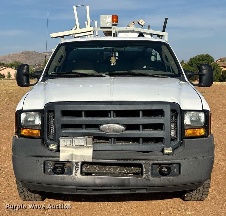 image for item EM5067 2006 Ford F350 Super Duty XL utility bed pickup truck