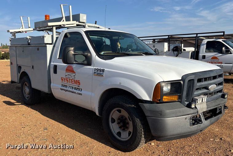 image for item EM5067 2006 Ford F350 Super Duty XL utility bed pickup truck