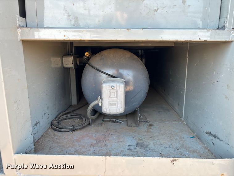 image for item EM5067 2006 Ford F350 Super Duty XL utility bed pickup truck