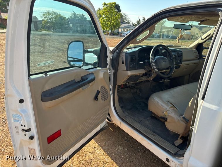 image for item EM5067 2006 Ford F350 Super Duty XL utility bed pickup truck