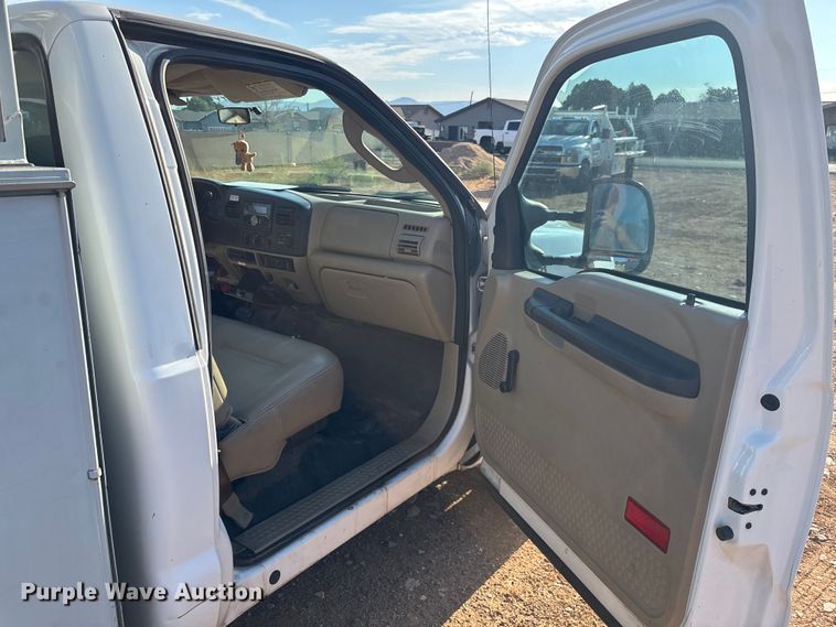 image for item EM5067 2006 Ford F350 Super Duty XL utility bed pickup truck