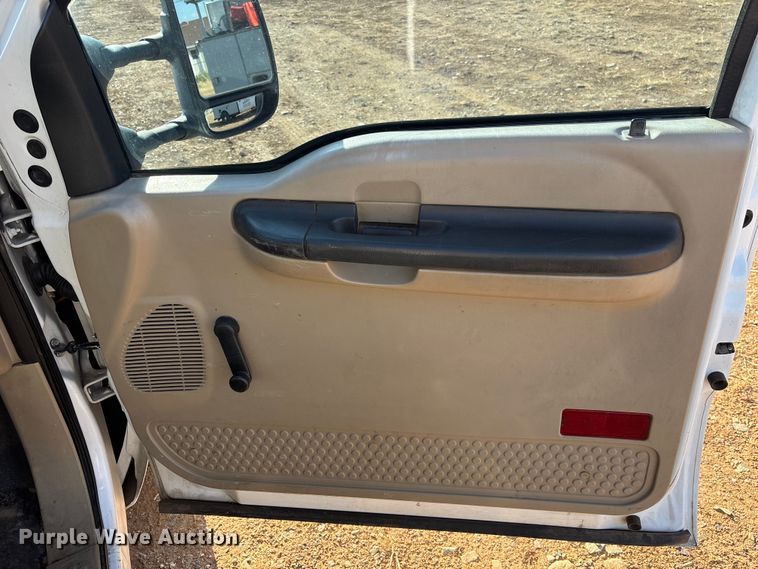 image for item EM5067 2006 Ford F350 Super Duty XL utility bed pickup truck